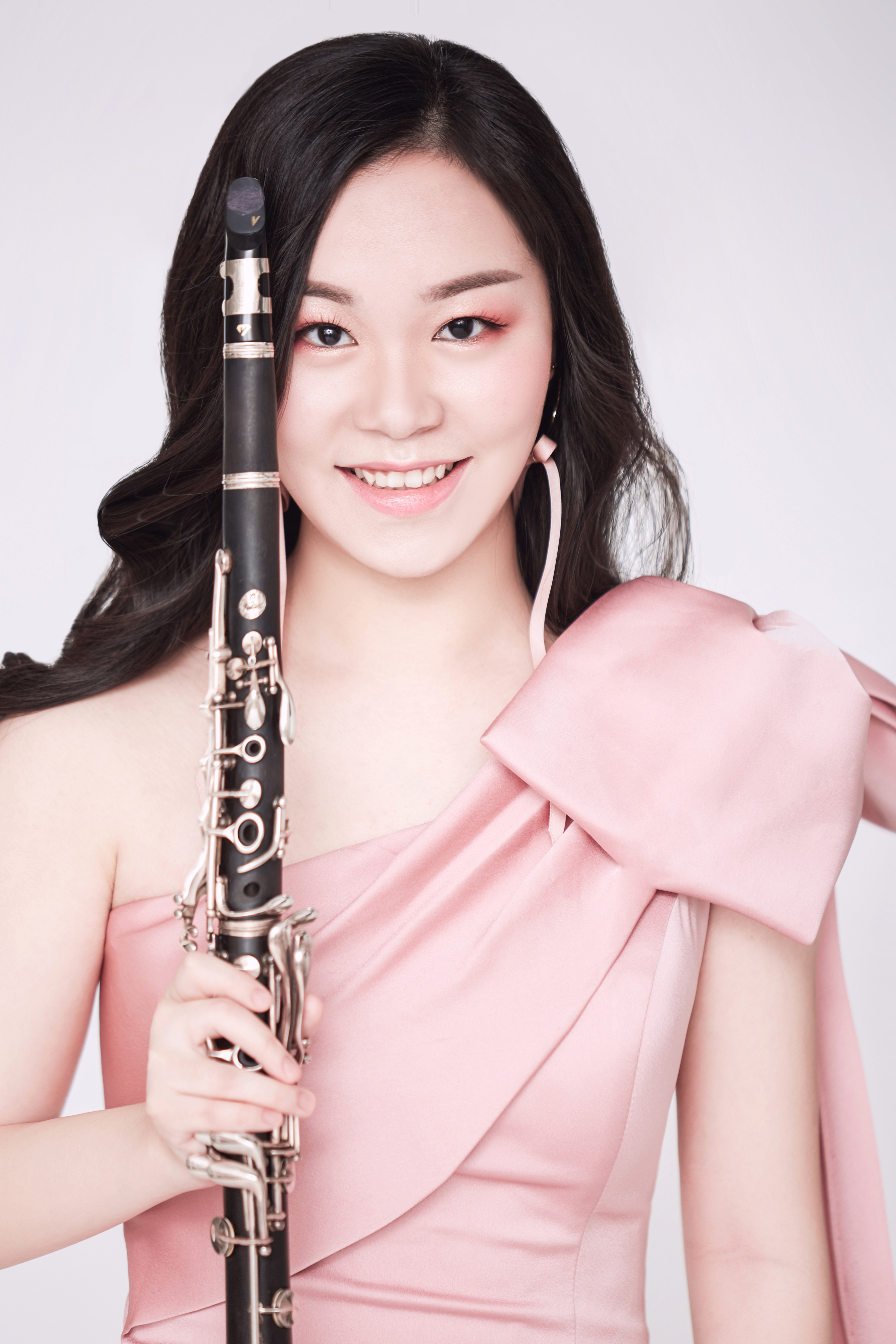 Yijin Wang holding her clarinet