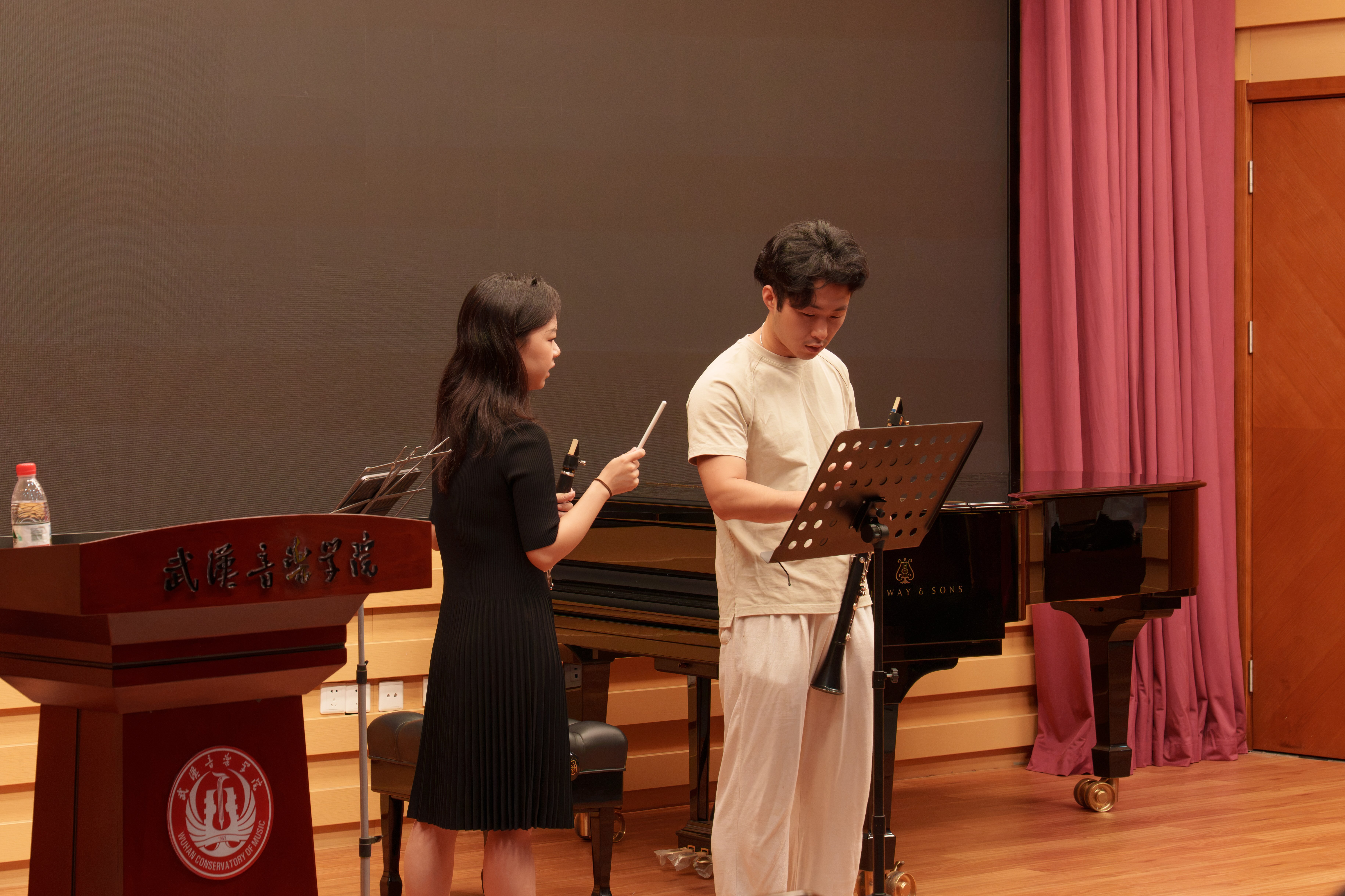 Yijin Wang coaching a clarinet student in a masterclass