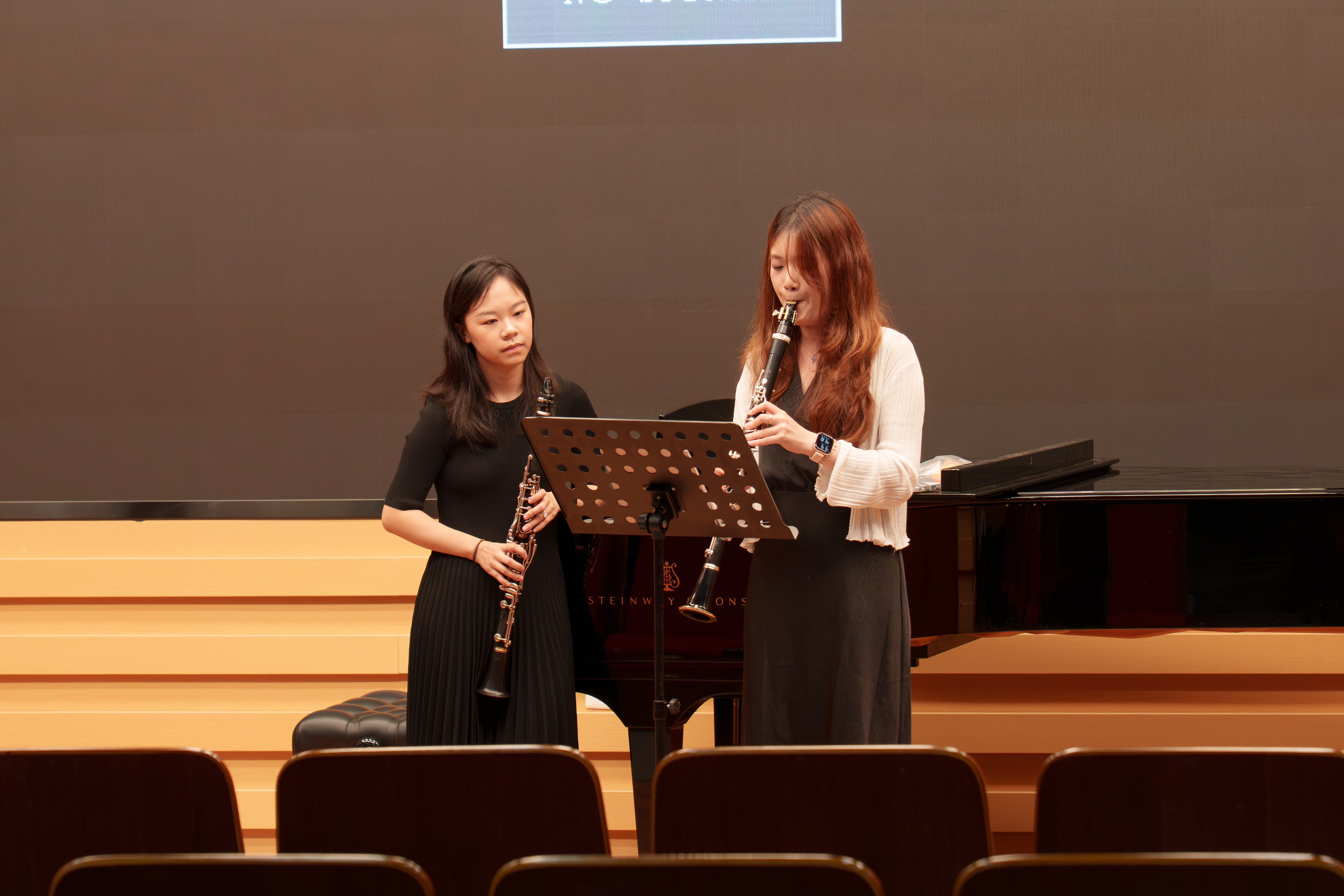 Yijin Wang coaching a clarinet student during a masterclass